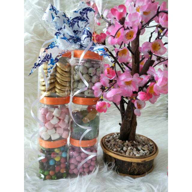 

Paket coklat parcel lebaran delfi lagie ( 6 toples)