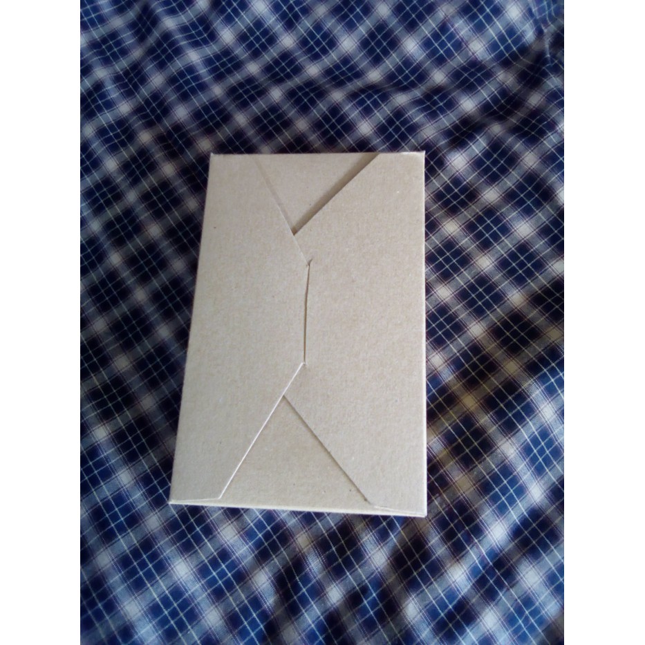 

A BOX PERSEGI,BAHAN KARTON SOFT BOARD 300 gr UKURAN 19,5 X12,5 X4cm Awet