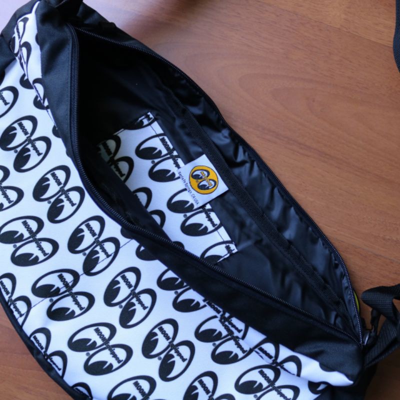 Tas slempang mooneyes black white