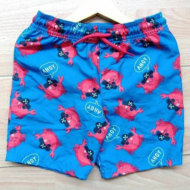 Swimtrunk boy kepiting