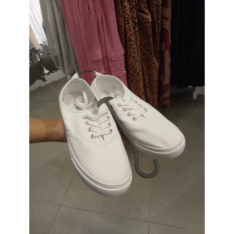 SEPATU PUTIH HNM ZEVIRA