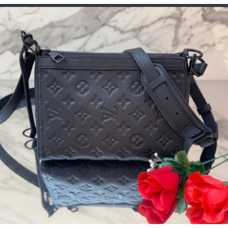 tas LV triangle messenger tuffatafe monogram embossed empreinte 23cm