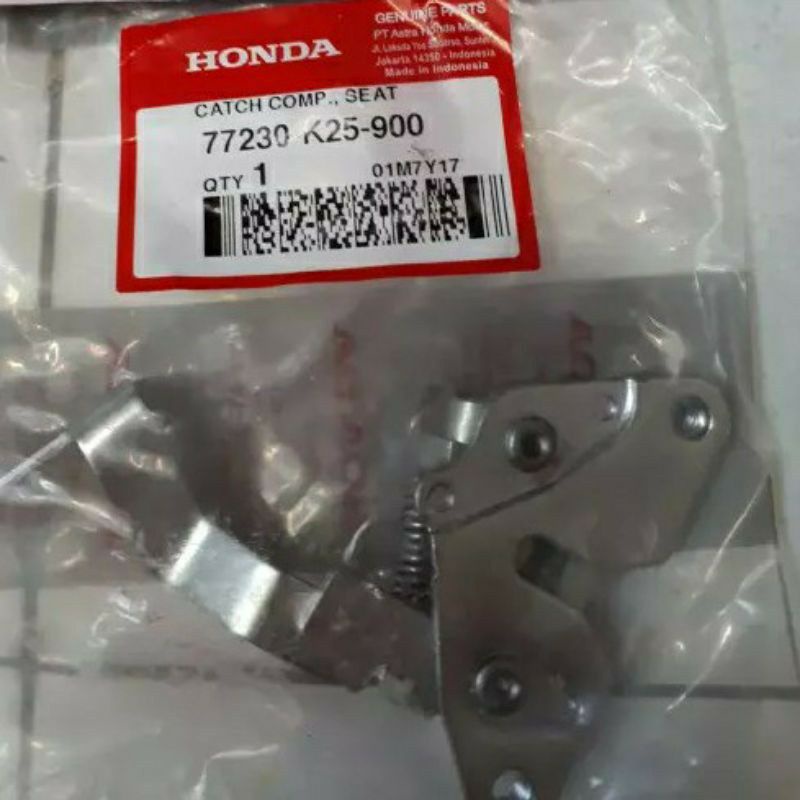 77230 K25 900.DUDUKAN KUNCI JOK BEAT FI 2014 2015 ORIGINAL HONDA