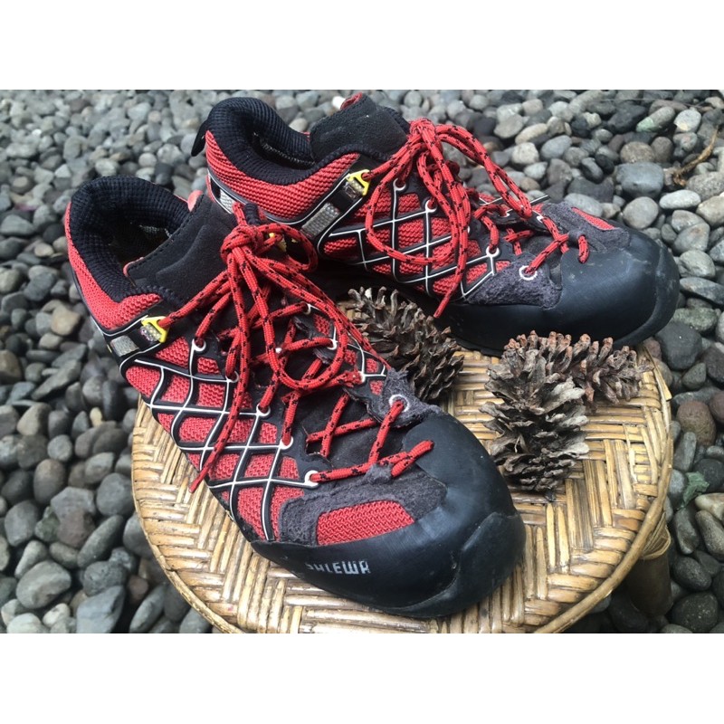 sepatu salewa