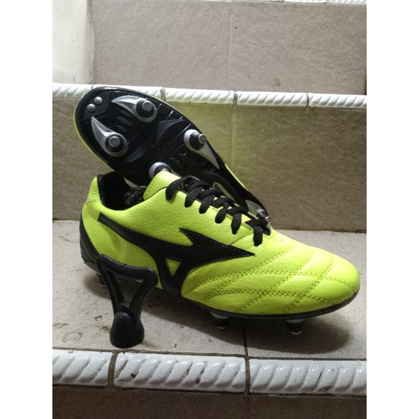 sepatu sepak bola mizuno hijau stabilo kulit sapi asli pul 6 baut