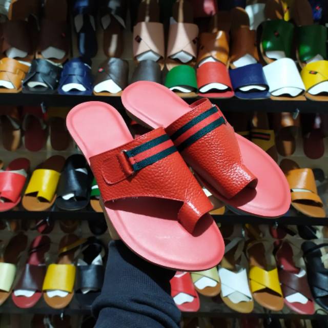 Sandal capit kulit gesper gucci