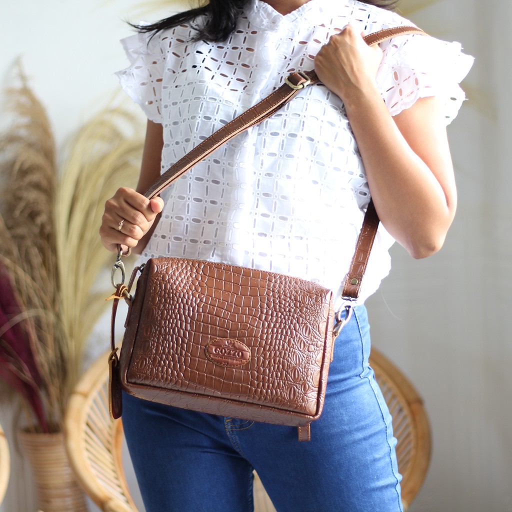 TAS SLEMPANG WANITA KULIT SAPI ASLI MOTIF BUAYA MODEL CLOE - FREE GRAVIR NAMA DI GANTUNGAN TAS