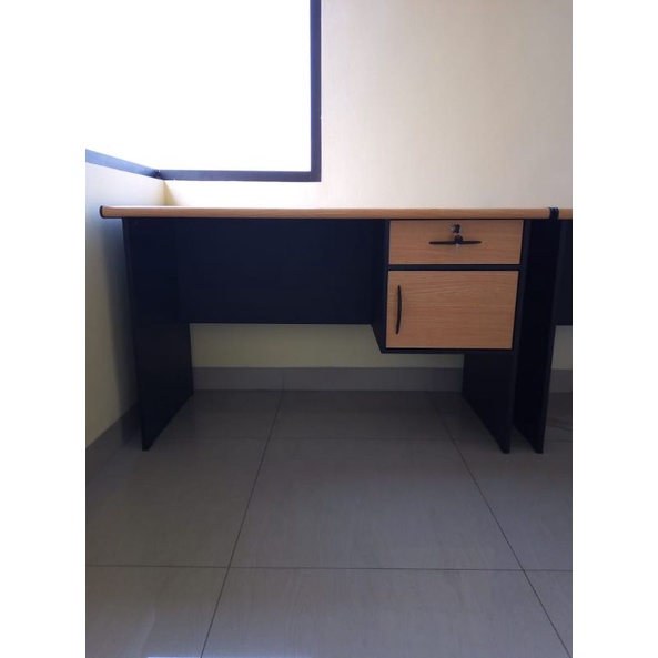 meja kantor , meja ½ biro , meja kerja