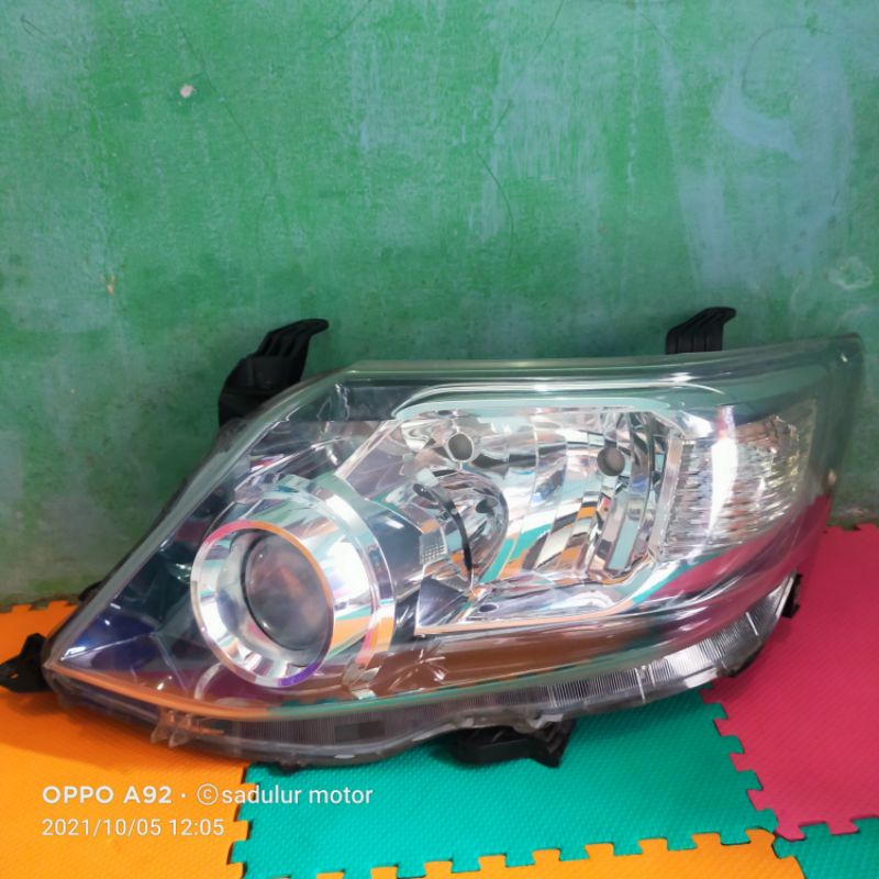 lampu depan Toyota Fortuner 2014 sebelah kiri