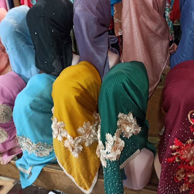 Hijab Azara Segi Empat Motif Bunga Timbul