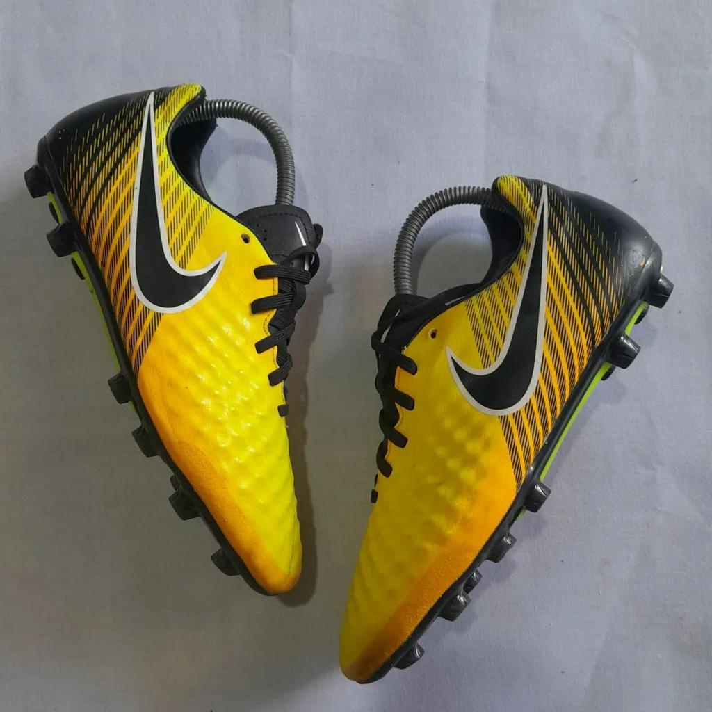 Sepatu bola-Sepatu bola second-Sepatu bola preloved-kasut bola second- boot bola second nike magista