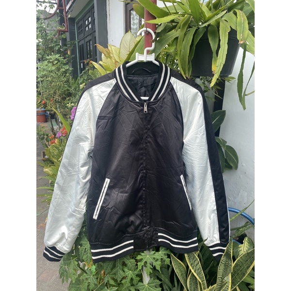 Jaket Basic sukajan GU by uniqlo black white original bekas second preloved