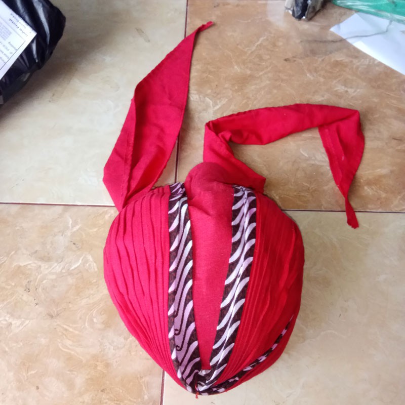 Blangkon Lipat Sliwir Merah Kombinasi Batik