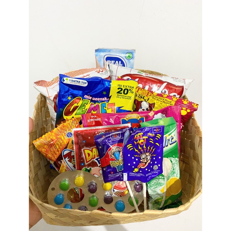 

Paket Murah Meriah 2/ Jajanan jaman dulu/ hampers wisuda/ ulang tahun/ birthday gift/ lebaran/ thr /natal / valentine