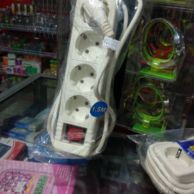 Stop kontak 4 lubang