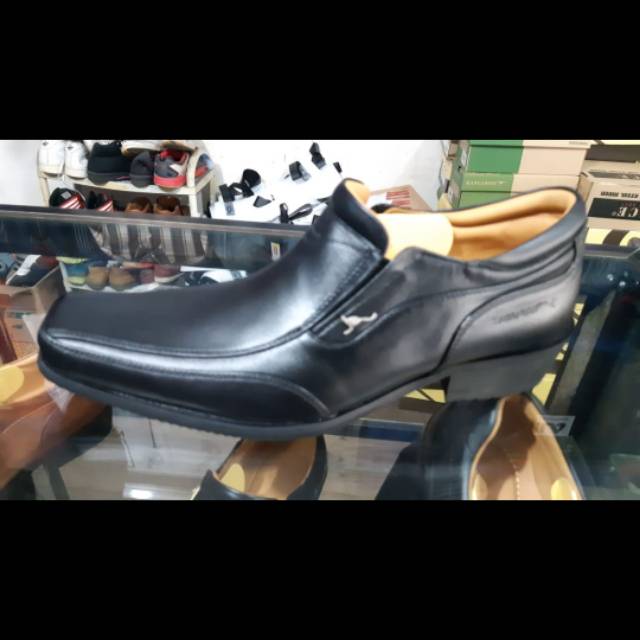 Sepatu Pria Kangaroo