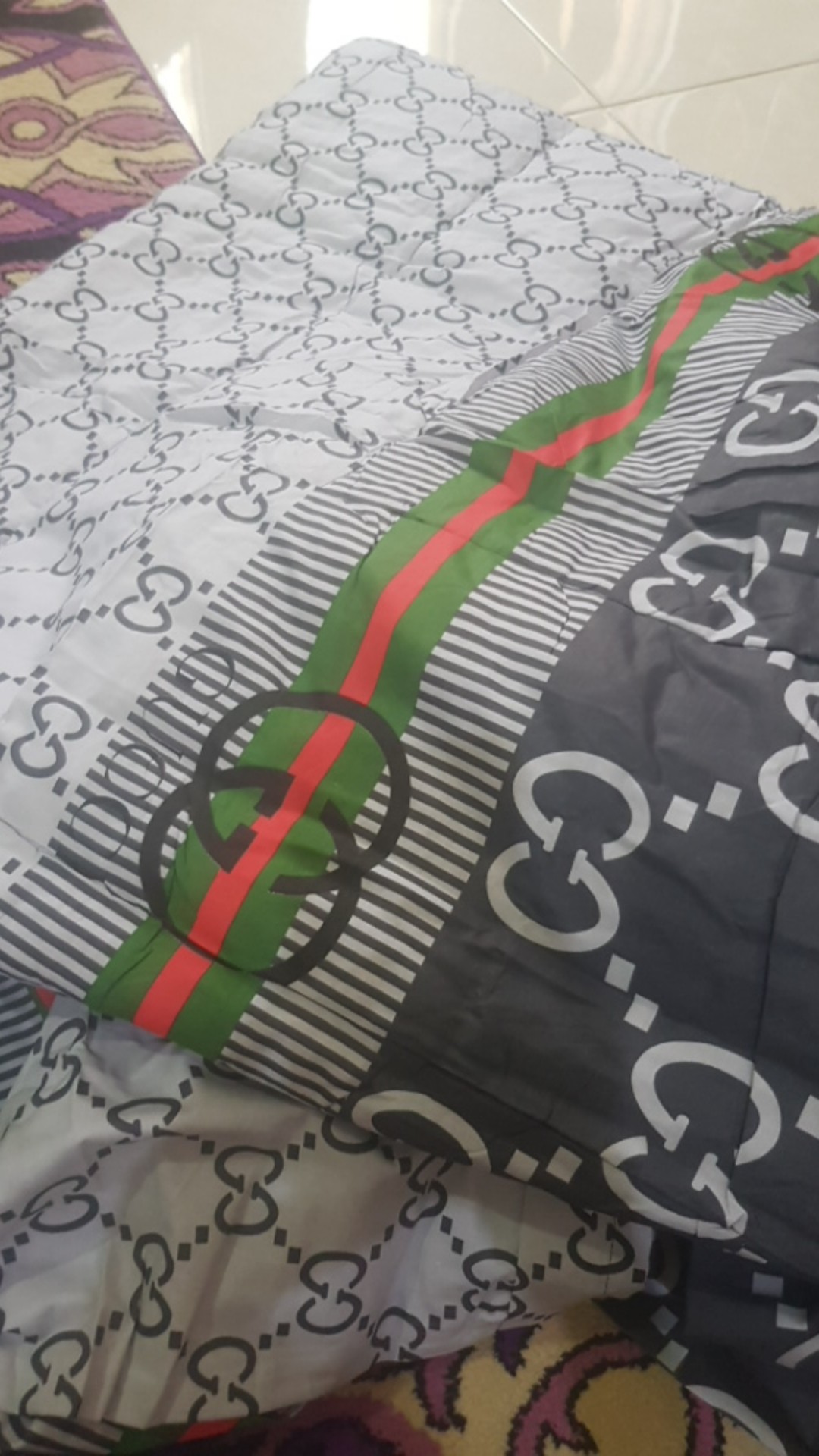 Set Bedcover & Sprei Premium Quality Motif Abu & Coklat