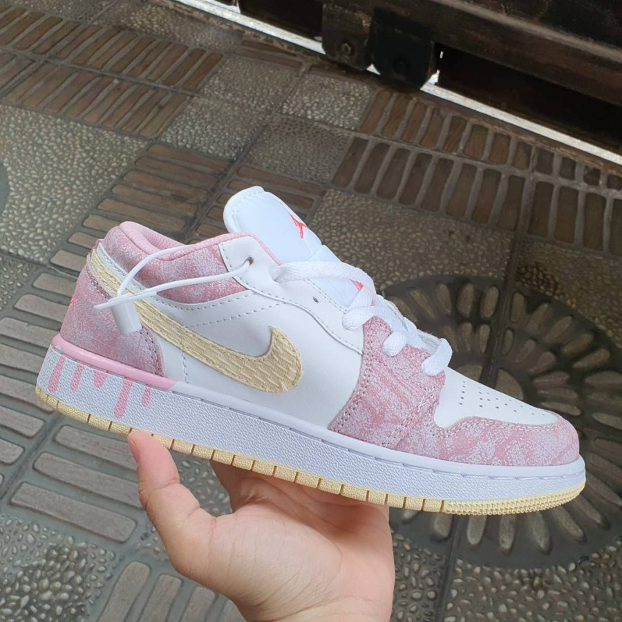 Sepatu Sneaker Sneakers Wanita Perempuan Woman Nike Air Jordan 1 Low "Paint Dripp" Premium Original