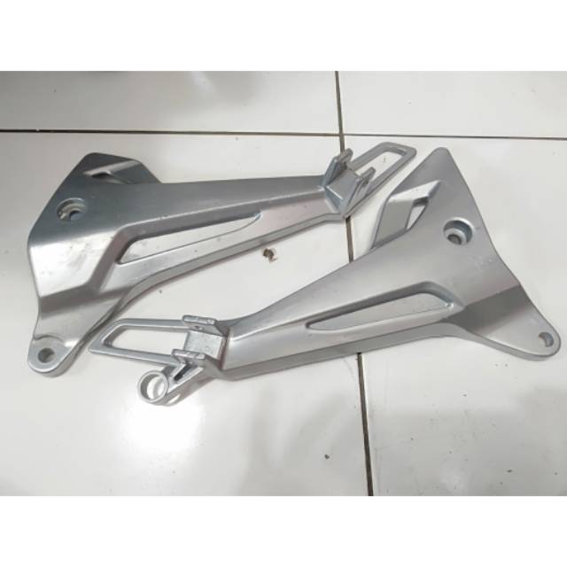 Foot step dudukan step belakang supra x 125