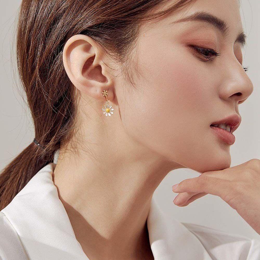 Mxbeauty Menjuntai Anting Temperamen Elegan Sederhana Lebah Asimetris Anting-Anting Daisy Kecil Bunga Matahari Telinga Aksesoris Wanita Stud Earrings