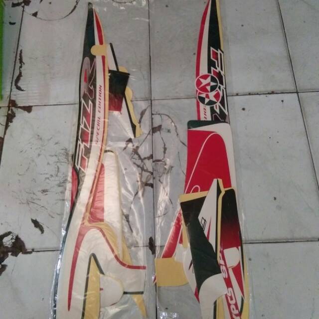 Striping sticker lis motor yamaha fiz r caltex warna hijau putih merah
