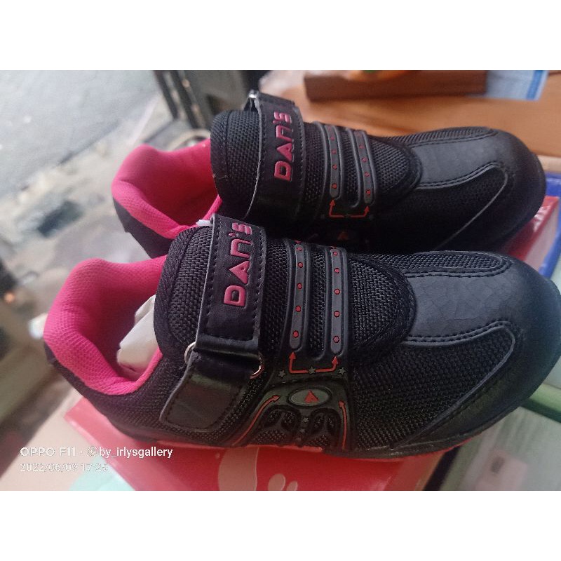 sepatu dans anak