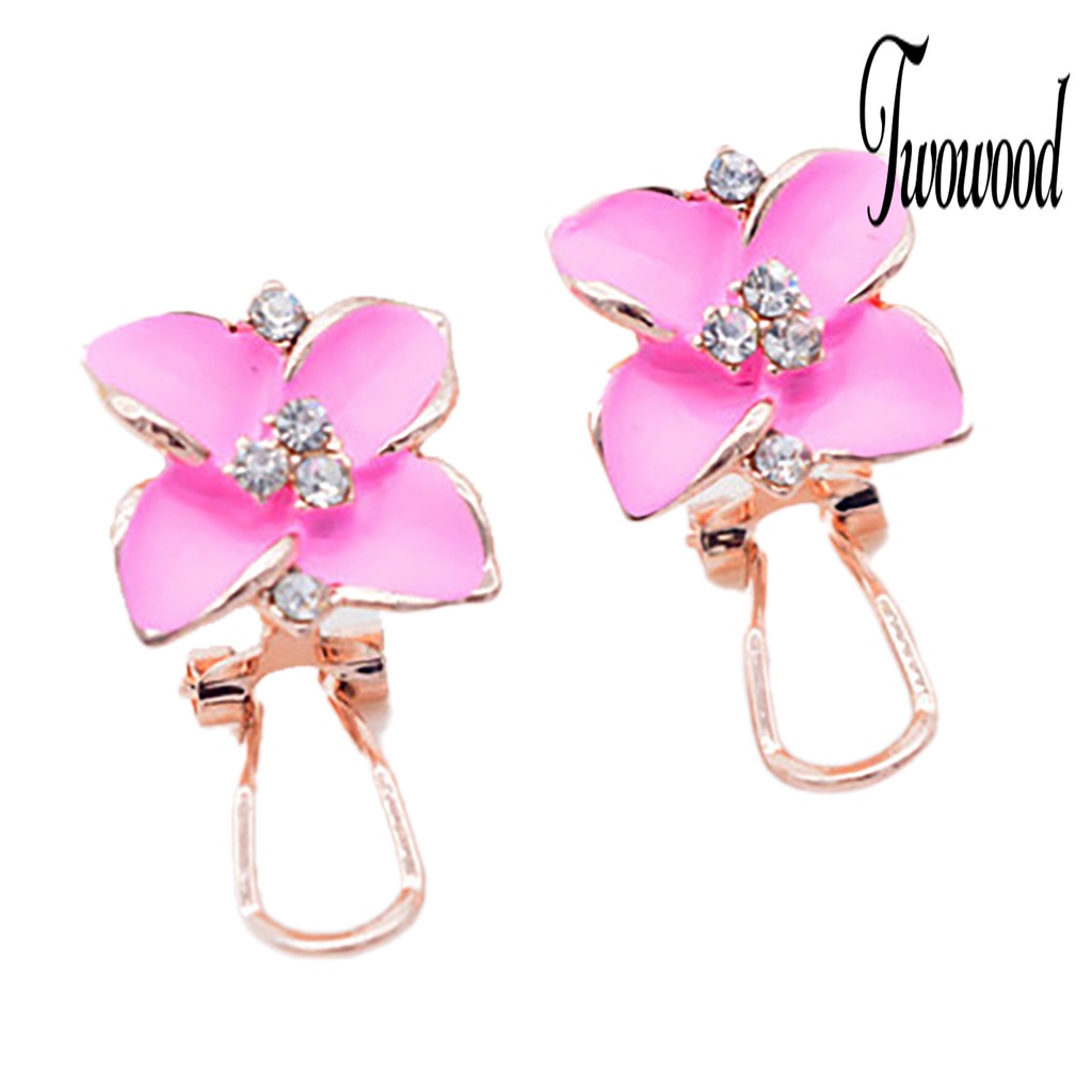 Anting Stud Enamel Bentuk Clover Aksen Berlian Imitasi Untuk Wanita