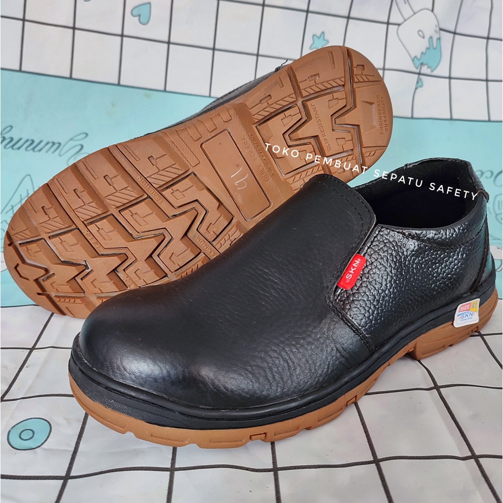 Sepatu Safety Kulit Sapi Asli Ujung Besi Slip on Fantofel berkualitas Keselamatan Kerja Pabrik Proyek Bengkel Pom Kitchen Anti Licin Sepatu Safety Model Baru Terlaris Murah