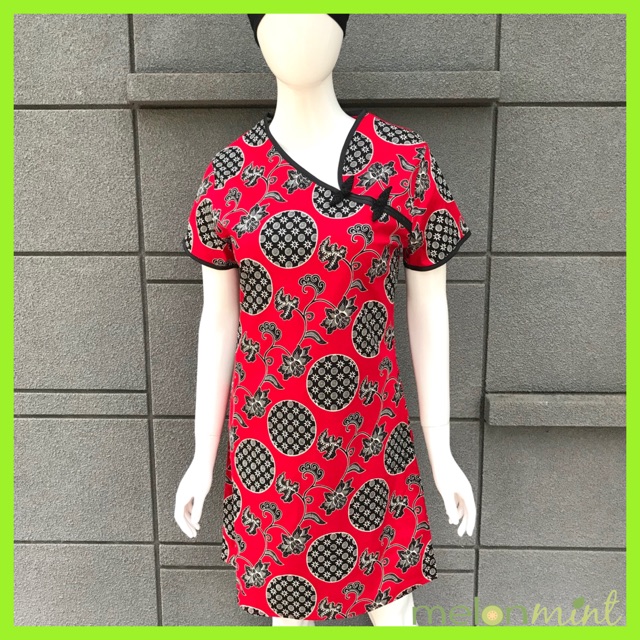 Melonmint Dress Batik Wanita Warna Merah Motif Bunga Piring Hitam Kerah Shanghai Cheongsam Grosir