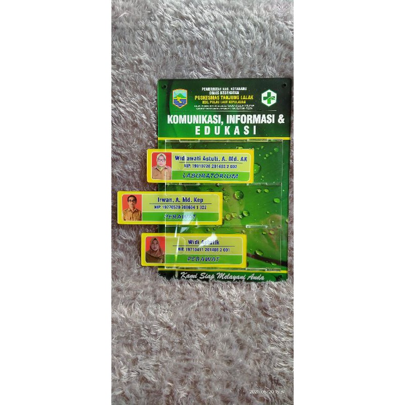

Akrilik Papan Petugas Pemberi Layanan Standar Isi 3 Slot