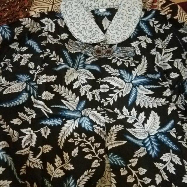 Batik Aksen Atasan Kerja Casual Batik Modern Wanita Peplum Kombinasi Embos Tanpa Lengan Panjang Solo