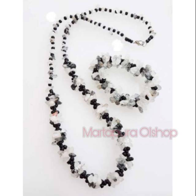 Kalung gelang batu kerikil warna hitam putih
