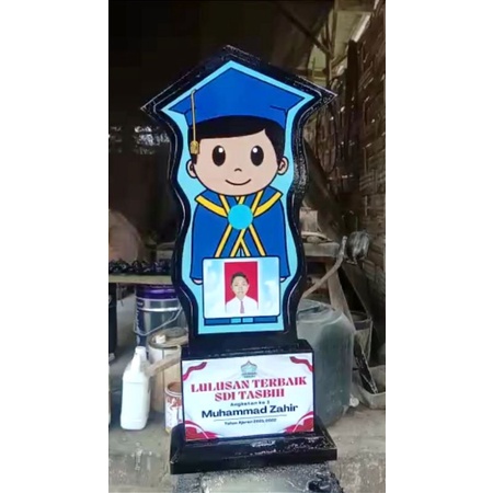 Vandel Kayu Figur Wisuda cinderamata kenang kenangan