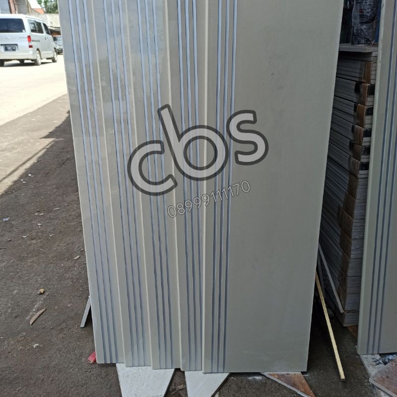 Granit tangga 30x80 cream polos garis stepnose grey