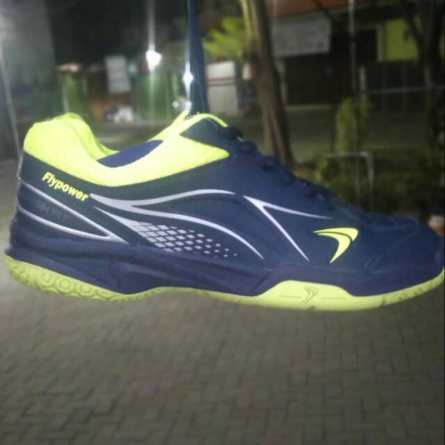 Sepatu badminton Flypower