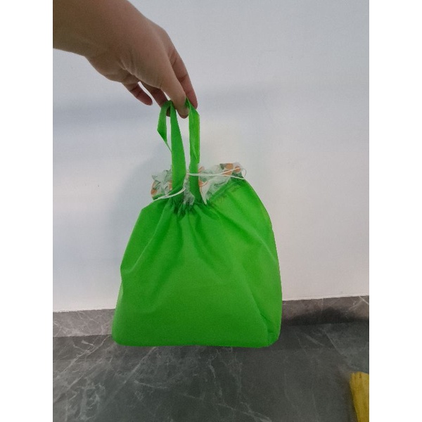 

Tas goodie bag serut kotak spunbond tas kain serut 20x20cm tas sovenir cantik hadiah butik