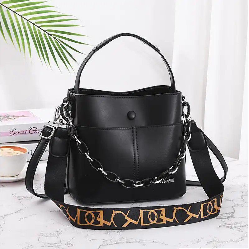 

Kode: ELJ 5210IDR : 149 rbBahan : Kulit PUukuran:20 x 23 x 12 cm
