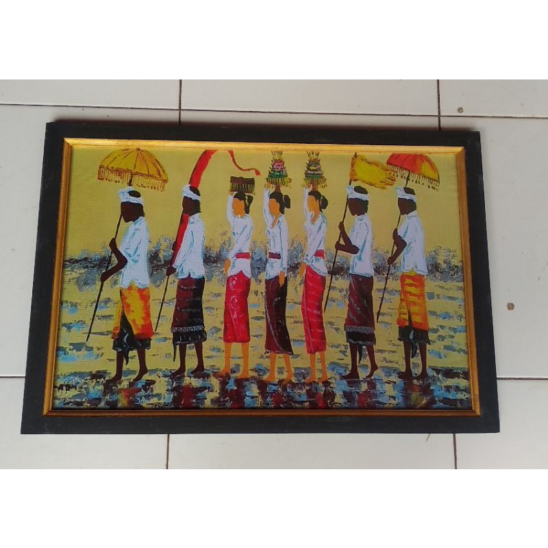 hiasan dinding lukisan cetak upacara adat Bali plus bingkai ukuran 65×45