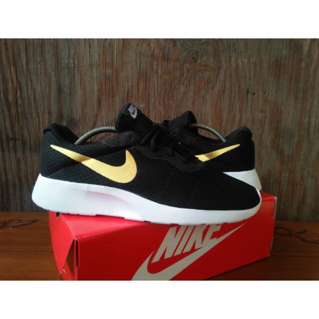 nike tanjun black gold original