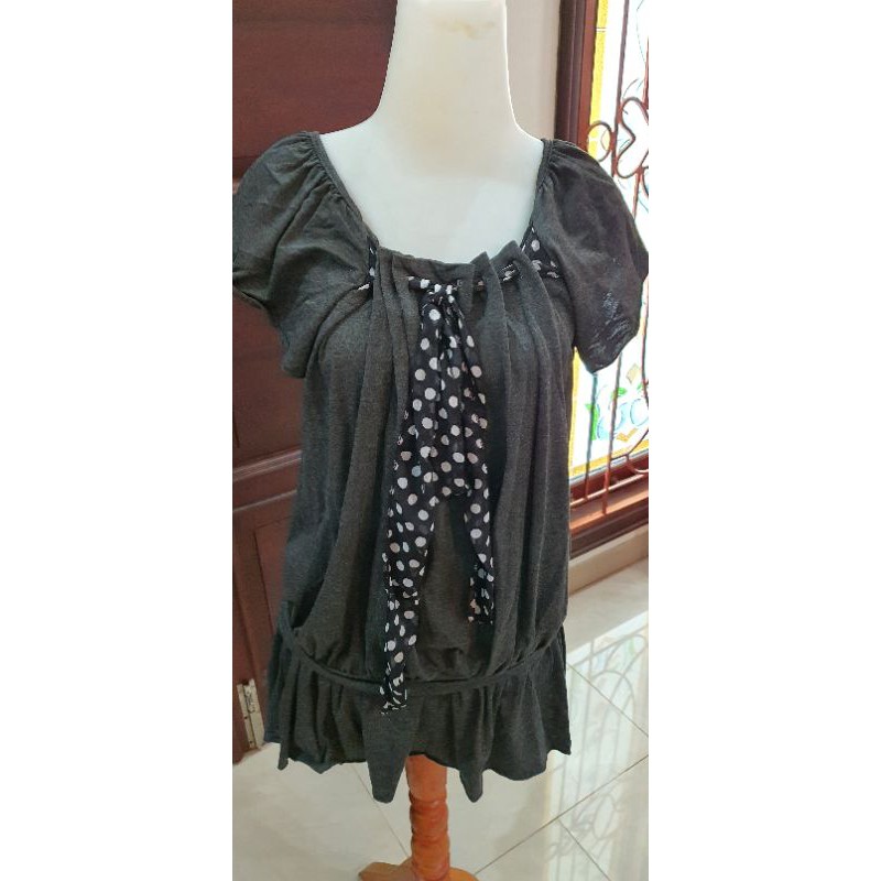 atasan abu pita polkadot hitam putih