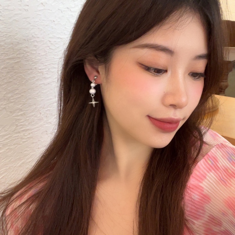 Anting Tusuk Asimetris Trendy Untuk Wanita