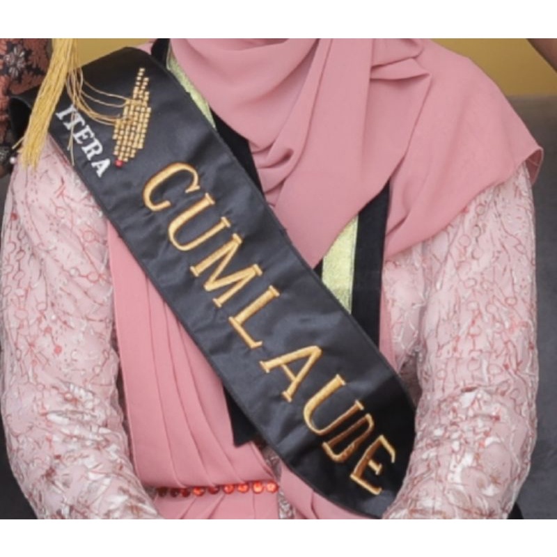 Selempang Cumlaude ITERA Universitas dengan logo