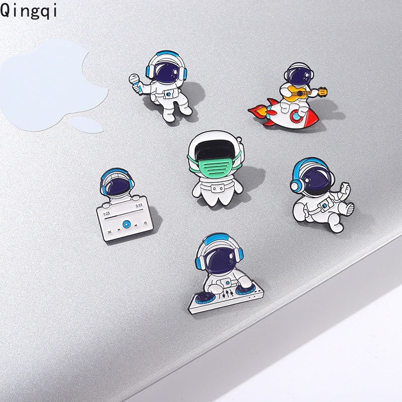 Bros Pin Enamel Bentuk Astronot / Gitar / Mikrofon / Astronot Kartun Untuk Hadiah