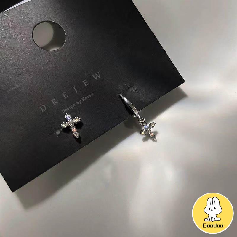 Anting Stud Asimetris Desain Salib Aksen Berlian Kilau -Doo