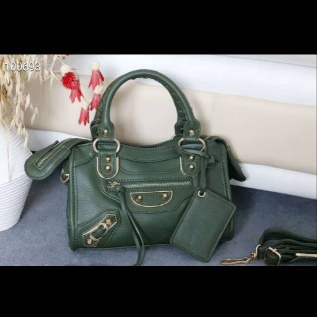 

Balenciaga city edge ukuran 25 Cm