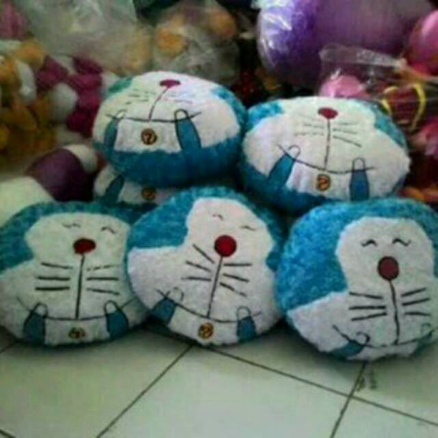 Bantal Doraemon