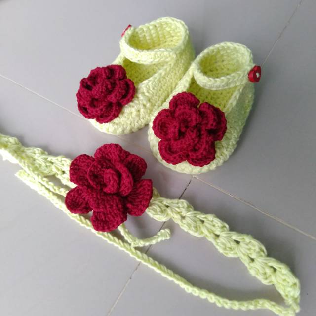 Sepatu rajut bayi dan bandana