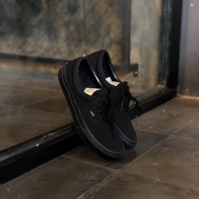 Sepatu sneakers tali VANS HITAM POLOS