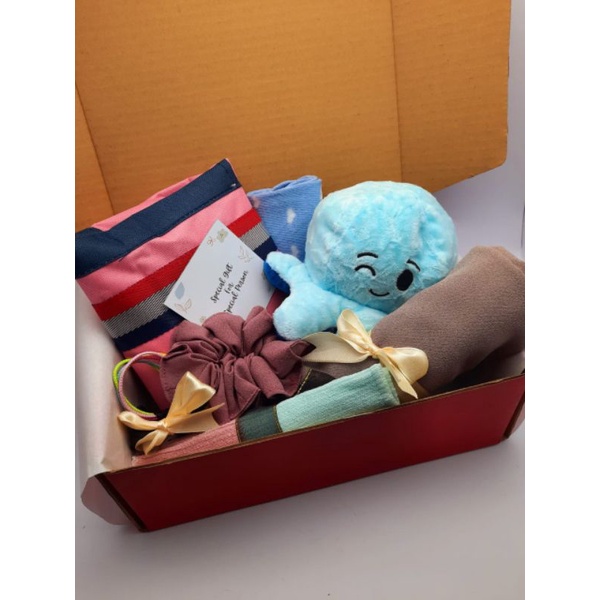 Hampers Cewek Kado Hampers Murah Boneka Gurita Bolak-Balik Hijab Pashmina Diamond Jam Tangan Keren Giftbox