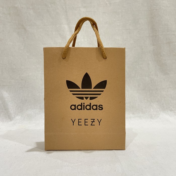 MINIATUR SNEAKERS GIFT BAG ADDIDAS BROWN SNEAKERS KEYCHAIN